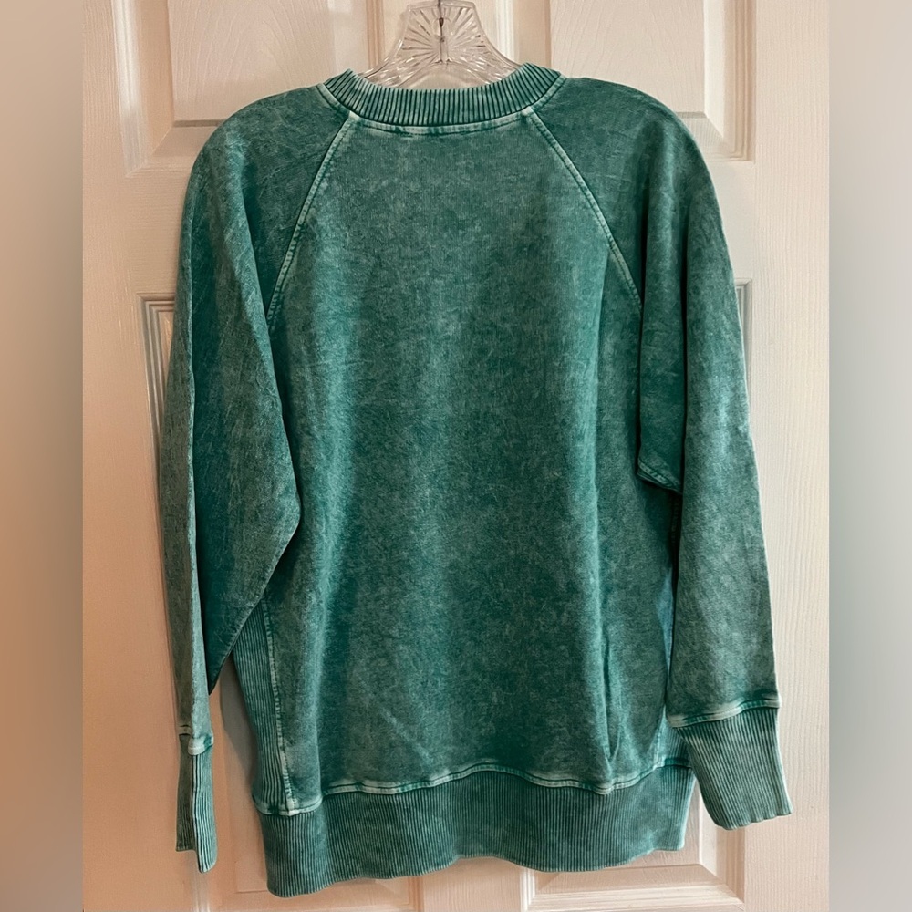 Zenana/women’s NWOT Green Crewneck Sweatshirt size S - Picture 2 of 6
